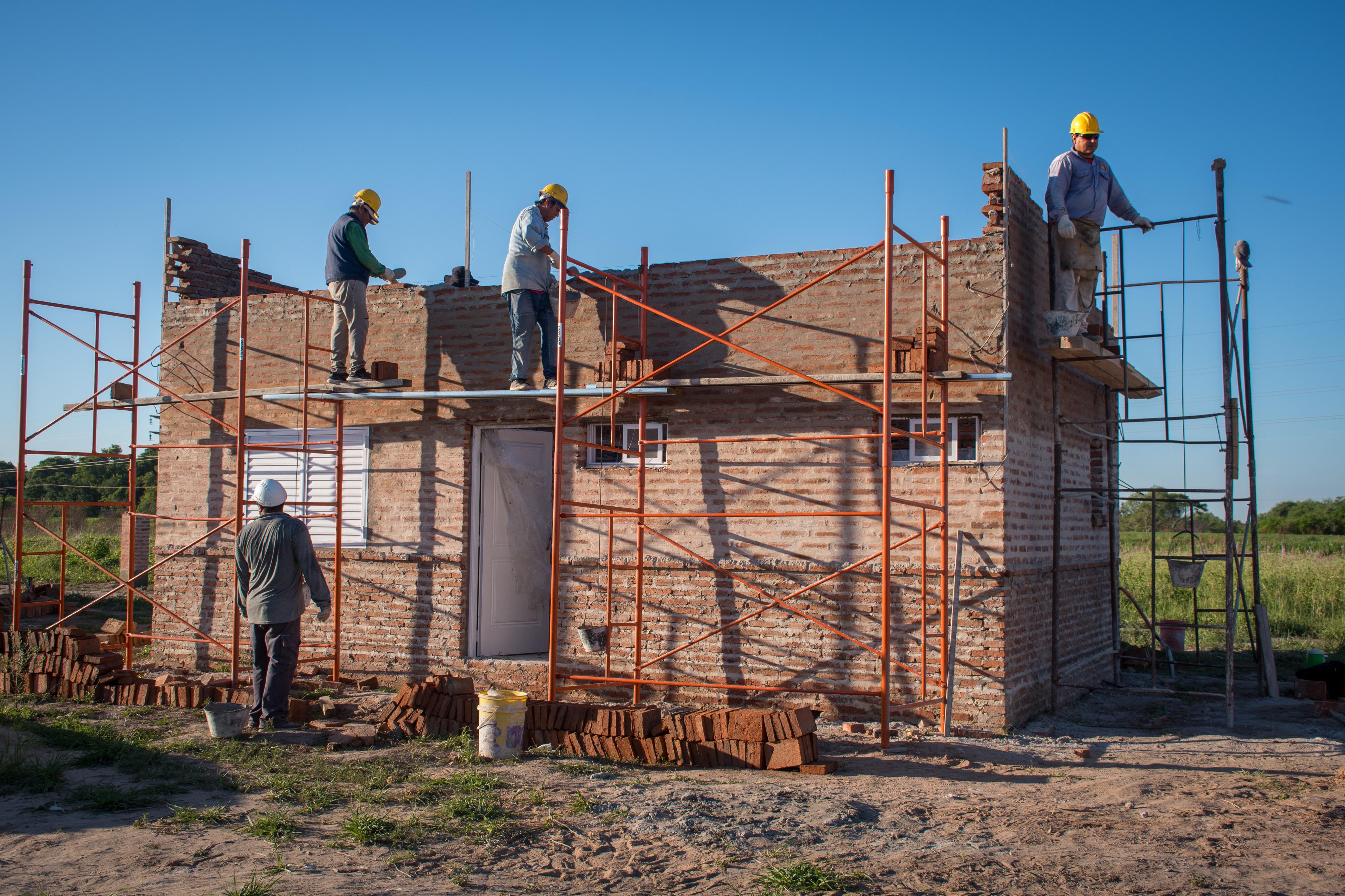 *PARAJE RANCHO VIEJO, LA LEONESA: EL GOBERNADOR ZDERO VERIFICÓ EL AVANCE DE OBRAS DE VIVIENDAS*