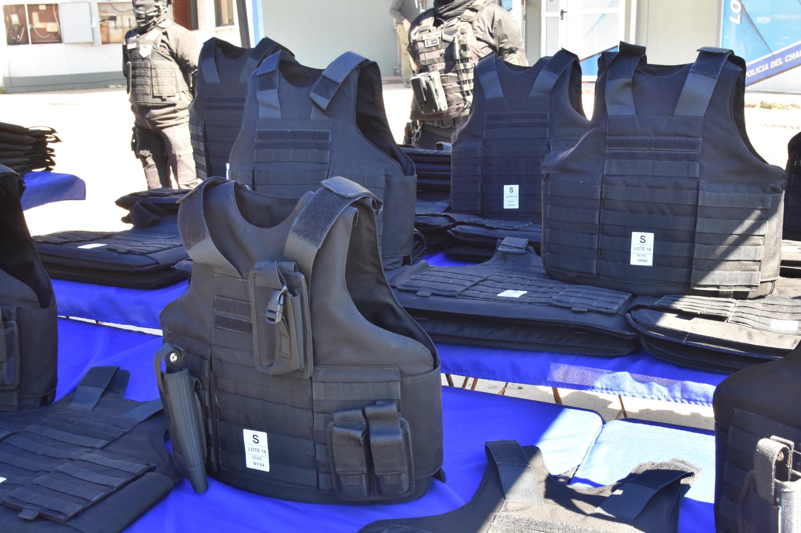 SEGURIDAD: EL GOBERNADOR ZDERO ENTREGÓ 600 CHALECOS ANTIBALAS A LA POLICÍA DEL CHACO