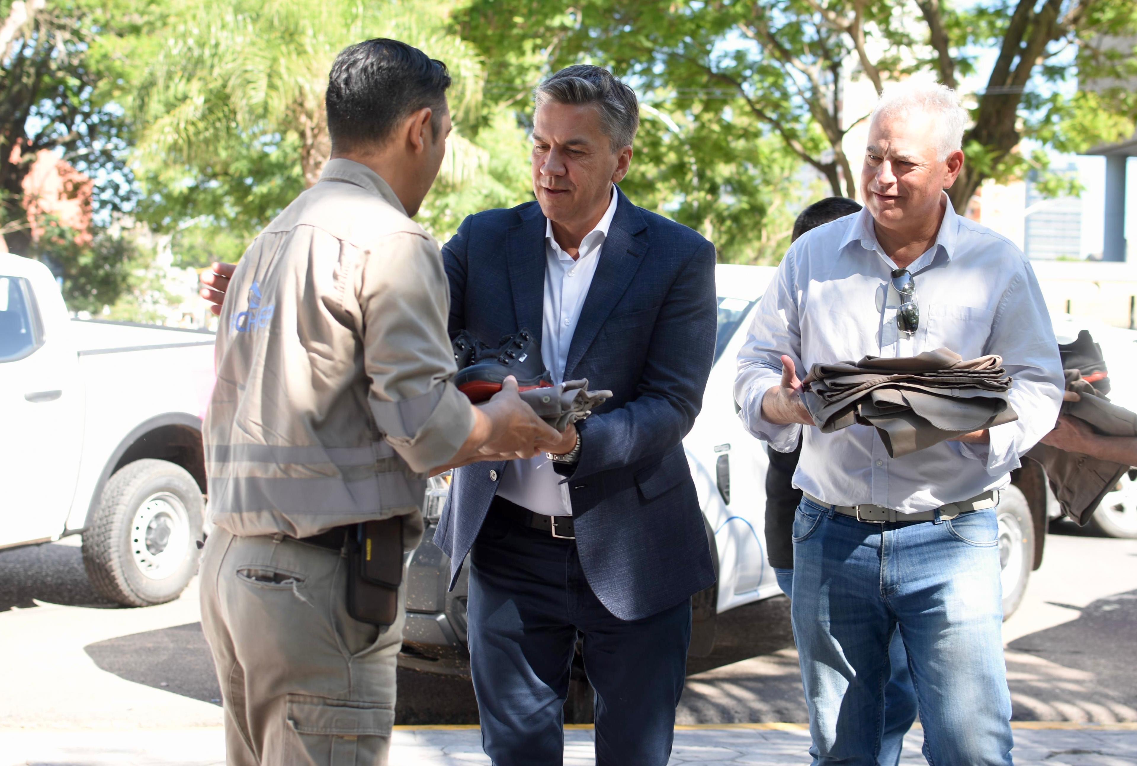 IMPULSO AL SECTOR ELÉCTRICO: EL GOBERNADOR ZDERO ENTREGÓ CAMIONETAS PARA REFORZAR LAS TAREAS OPERATIVAS DE SECHEEP