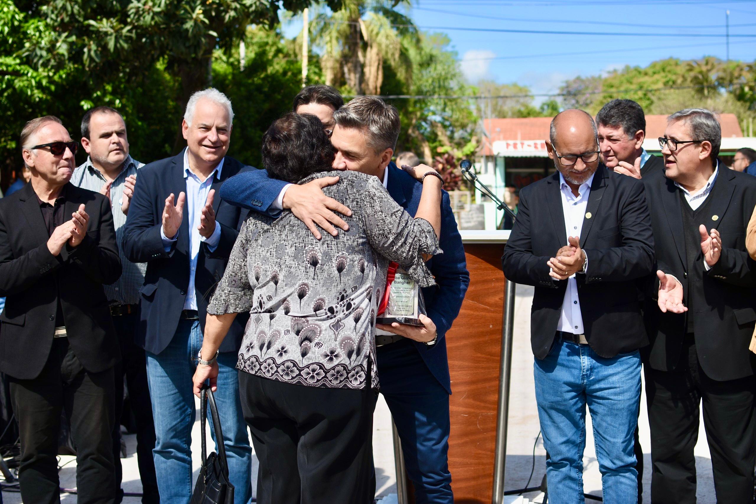 *ANIVERSARIO 108 DE FONTANA: EL GOBERNADOR ZDERO INAUGURÓ PAVIMENTO Y ENTREGÓ TÍTULOS DE PROPIEDAD*