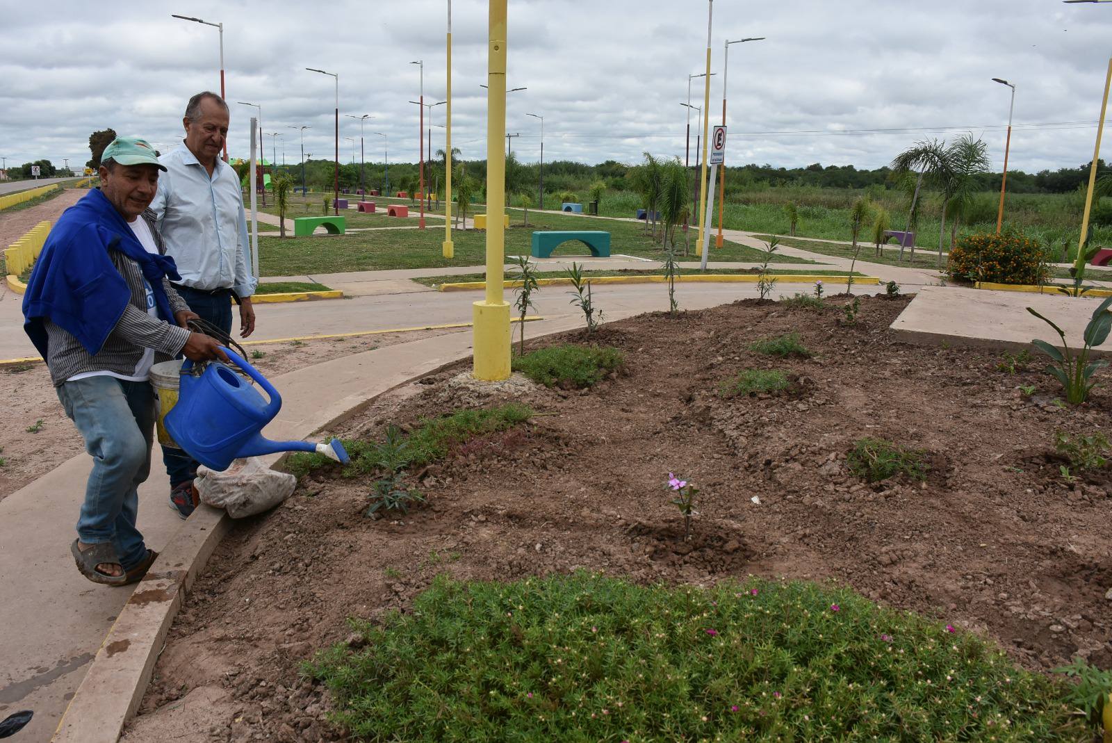 EL MUNICIPIO AVANZA CON LA REPOSICIÓN DE PLANTAS FLORALES EN DISTINTOS PUNTOS DE LA CIUDAD