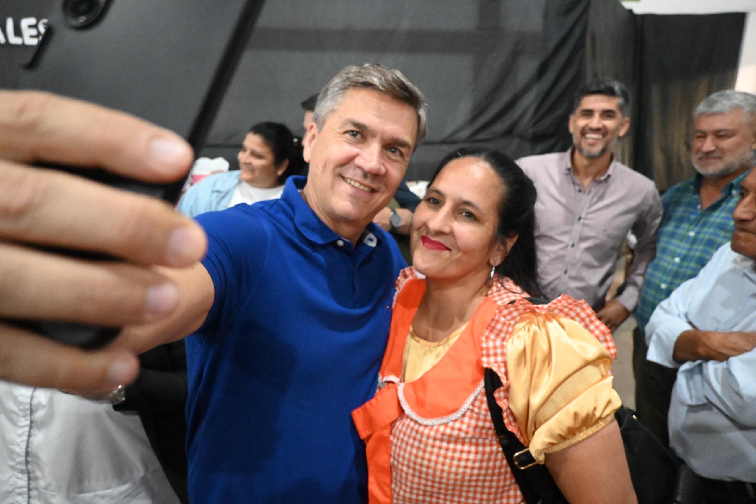 EL GOBERNADOR ZDERO EN CONCEPCIÓN DEL BERMEJO ENTREGÓ ELEMENTOS DEPORTIVOS A 71 ESCUELAS Y ÚTILES ESCOLARES A 49 INSTITUCIONES DEL NOROESTE DE LA PROVINCIA