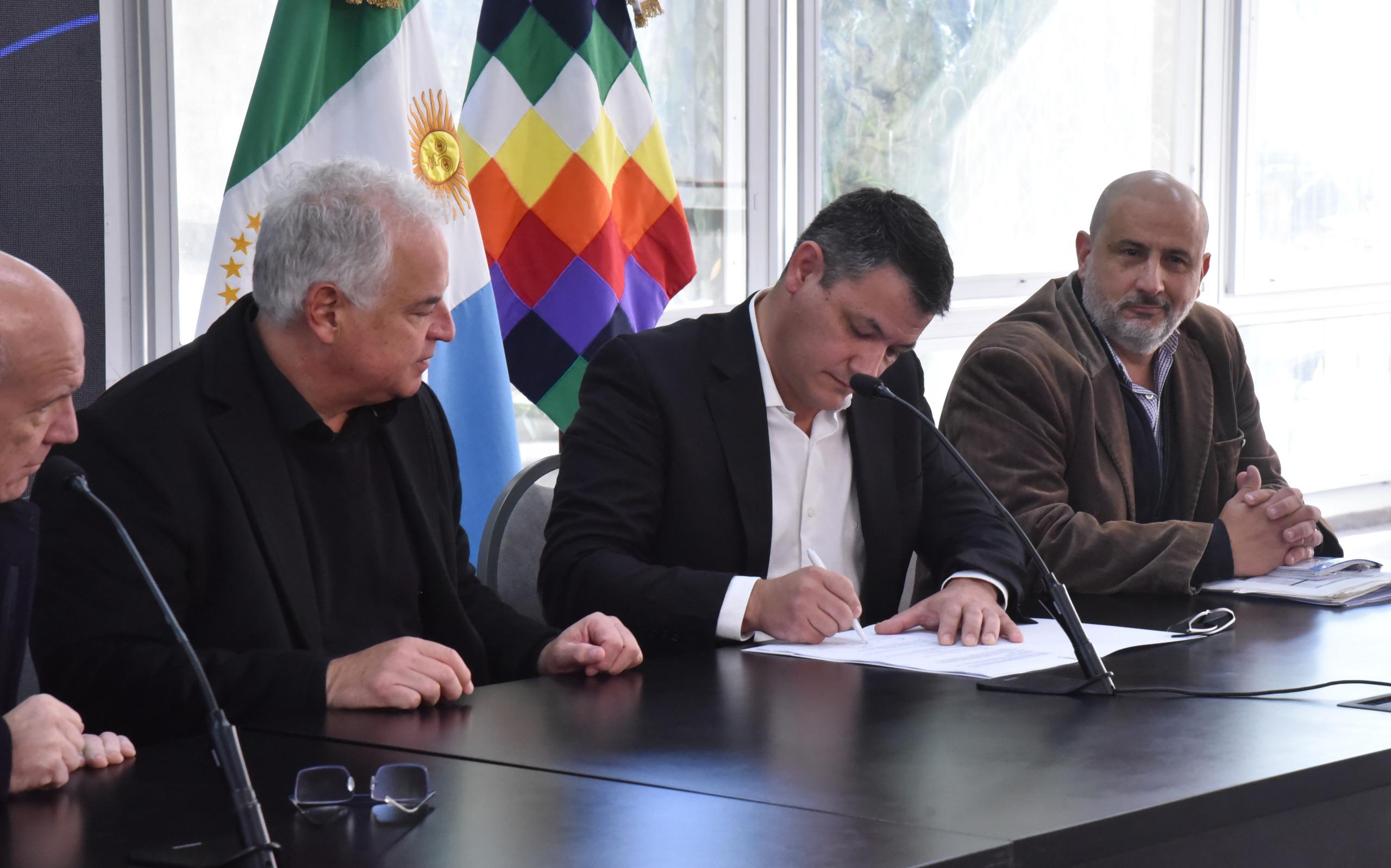 *CONVENIO POR ENERGÍA SOLAR: EL GOBIERNO PROVINCIAL INSTALARÁ 130 MW EN EL SISTEMA ELÉCTRICO CHAQUEÑO Y NACIONAL*