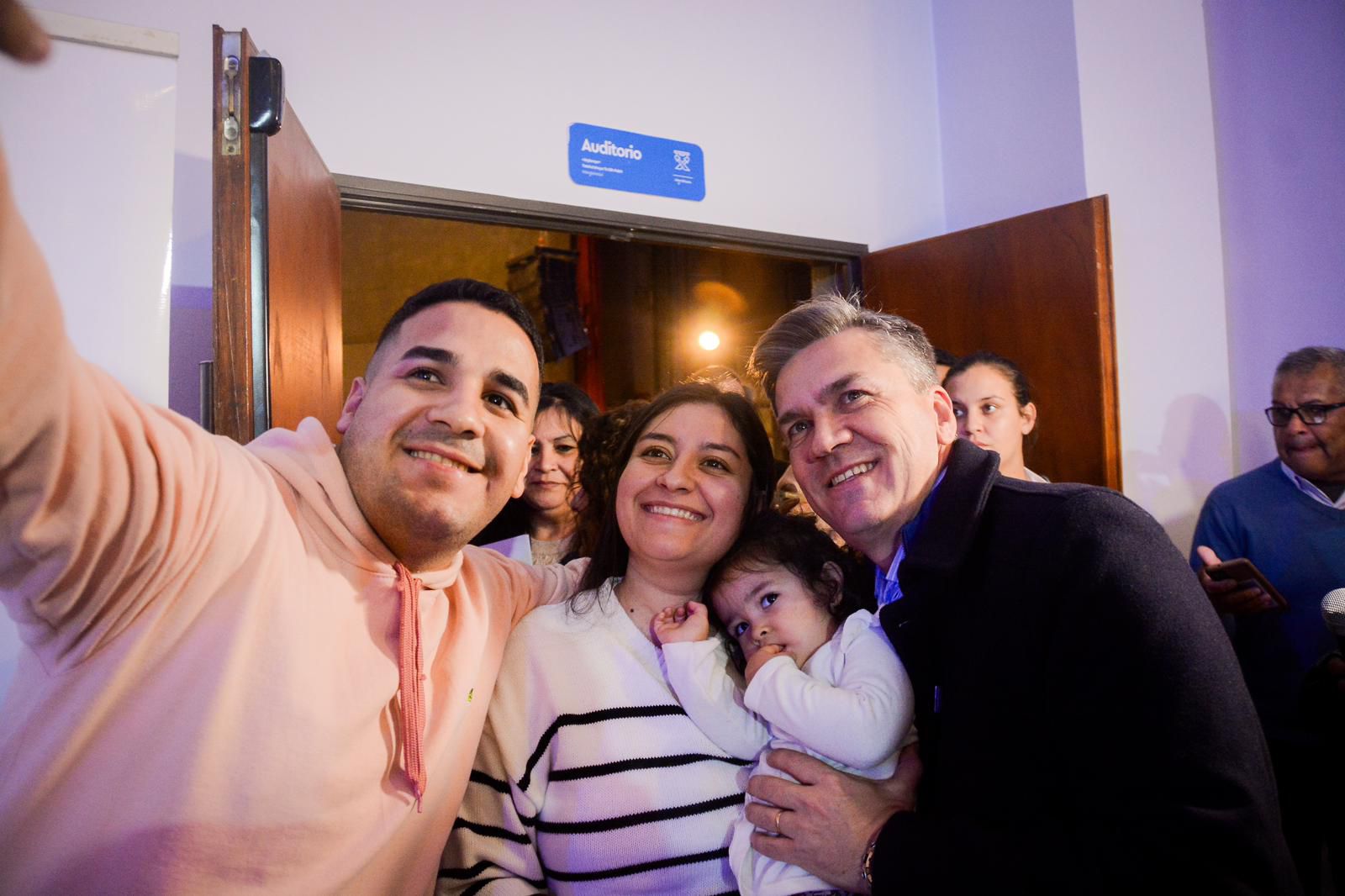 *EL GOBERNADOR ZDERO ENTREGÓ TÍTULOS DE PROPIEDAD A VECINOS DE 10 BARRIOS DE RESISTENCIA