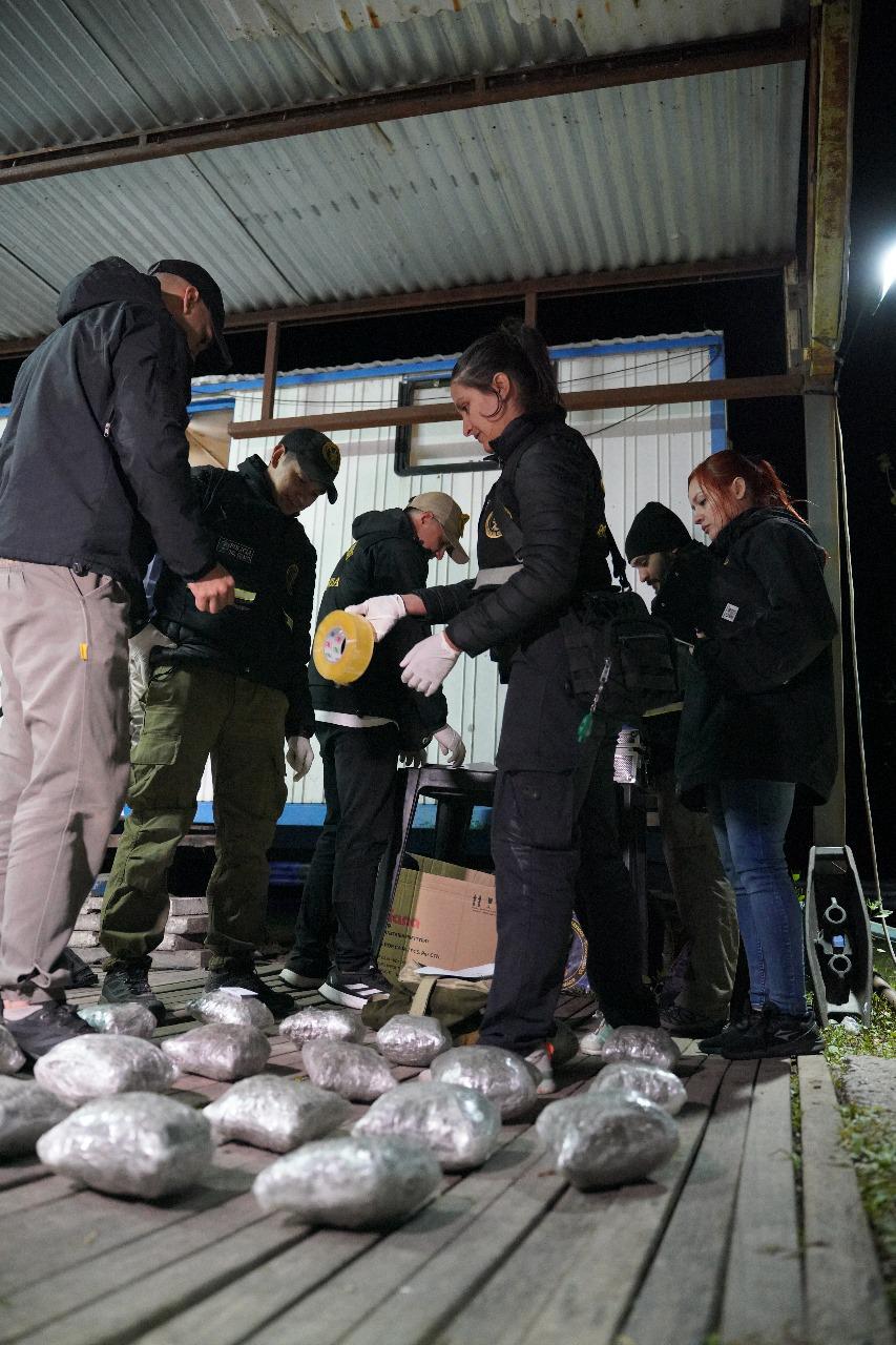 EN OPERATIVO EN CONJUNTO SOBRE RUTA 11: DETIENEN A CUATRO PERSONAS Y SECUESTRAN MÁS DE 22 KILOS DE MARIHUANA