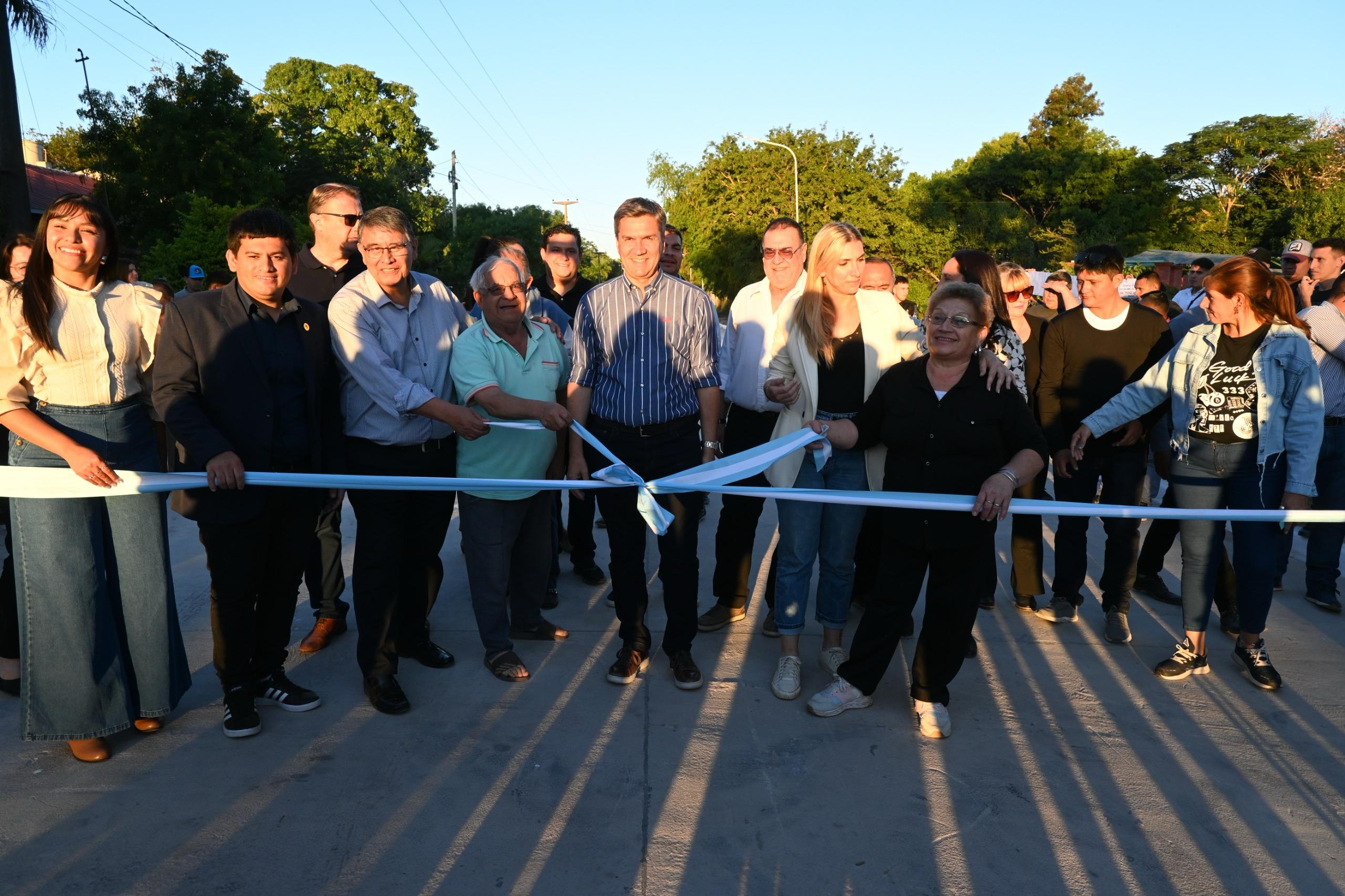 EL GOBERNADOR ZDERO INAUGURÓ CUADRAS DE PAVIMENTO URBANO EN LAS PALMAS
