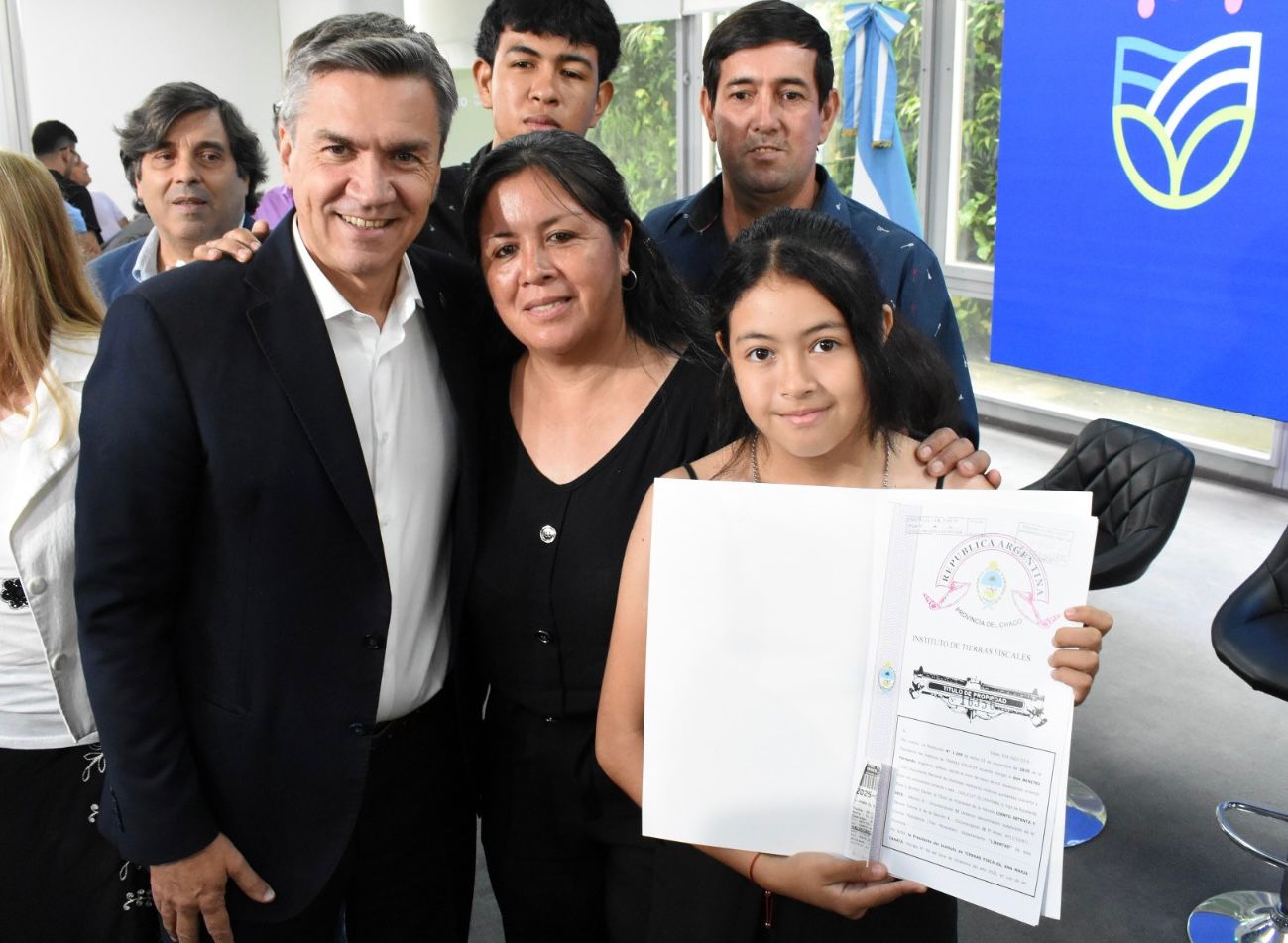 *SE ENTREGARON T&Iacute;TULOS DE PROPIEDAD: &ldquo;LAS TIERRAS VUELVEN A MANOS DE LOS QUE REALMENTE TRABAJAN&rdquo; DIJO EL GOBERNADOR ZDERO*